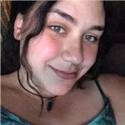 Profesora de ciencias enseña a niños de enseñanza básica